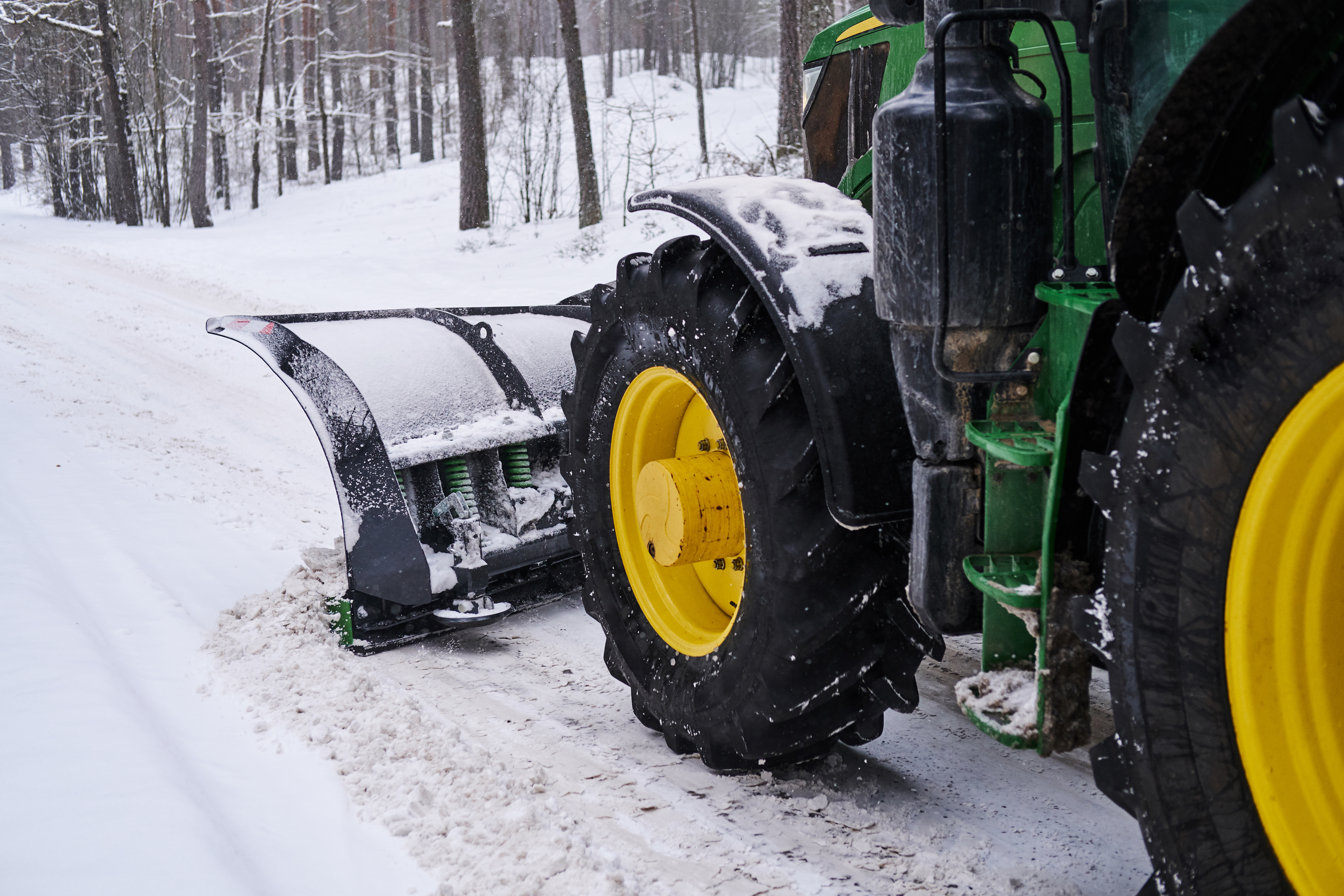 Услуга по уборке снега трактором